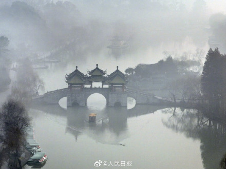 意境拉满！晨雾中的亭台楼阁宛如水墨画