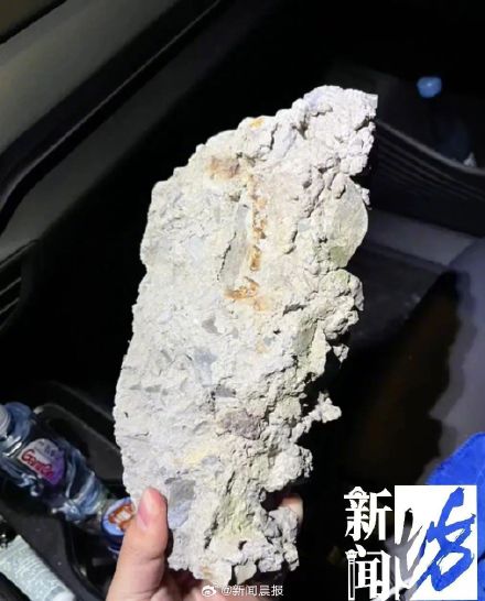 上海地铁回应11号线高架桥天降混凝土块砸穿车辆玻璃