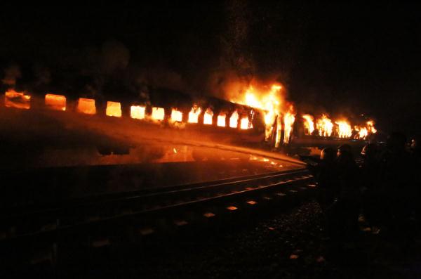 孟加拉国一客运列车起火至少4人死亡