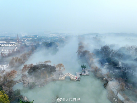 意境拉满！晨雾中的亭台楼阁宛如水墨画