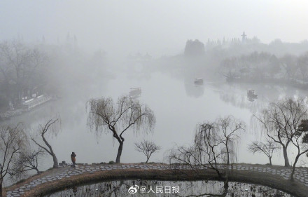 意境拉满！晨雾中的亭台楼阁宛如水墨画