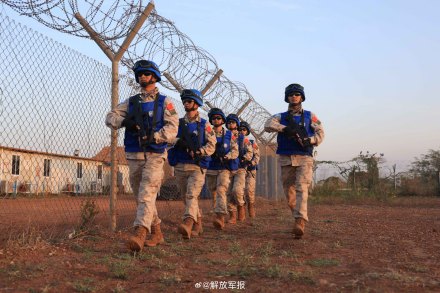 我第4批赴阿卜耶伊维和直升机分队组织综合防卫演练