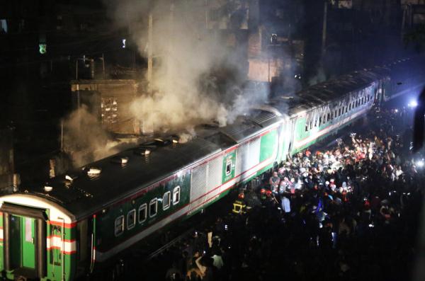 孟加拉国一客运列车起火至少4人死亡