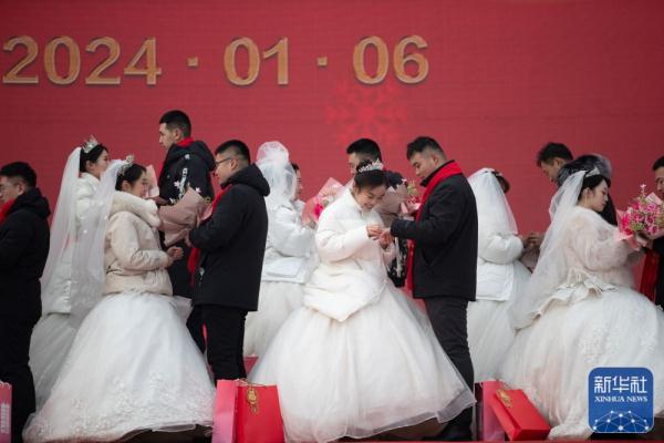 新华全媒+|哈尔滨第四十届冰雪集体婚礼隆重举行 新华全媒+|哈尔滨第四十届冰雪集体婚礼隆重举行