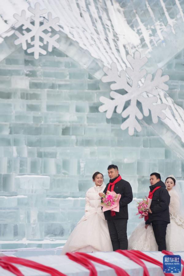 新华全媒+|哈尔滨第四十届冰雪集体婚礼隆重举行 新华全媒+|哈尔滨第四十届冰雪集体婚礼隆重举行