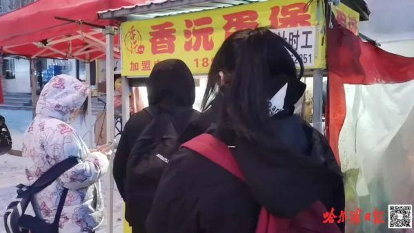 冰城商家变着法“独宠”外地客：甜豆腐脑安排上，保暖大棚扣上了，厚袜子送了