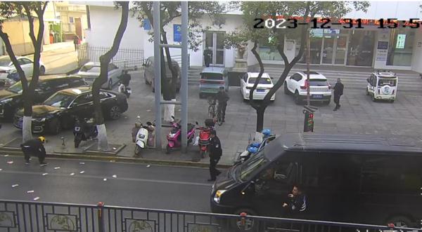 事发江西!万元现金散落街头 事发江西!万元现金散落街头