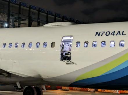 紧急迫降!美一客机飞行中舱门脱落,涉事航空公司:停飞! 紧急迫降!美一客机飞行中舱门脱落,涉事航空公司:停飞!