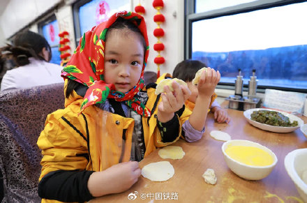 “小砂糖橘”坐火车返回尔滨！网友：下一站去哪儿？