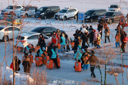 “小砂糖橘”坐火车返回尔滨！网友：下一站去哪儿？