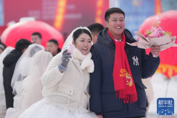 新华全媒+|哈尔滨第四十届冰雪集体婚礼隆重举行 新华全媒+|哈尔滨第四十届冰雪集体婚礼隆重举行