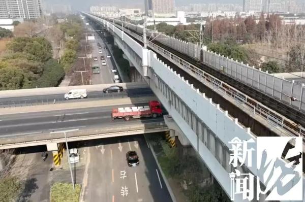 上海高架桥混凝土块突然掉落，砸中行驶车辆！官方最新通报