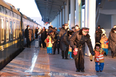 “小砂糖橘”坐火车返回尔滨！网友：下一站去哪儿？