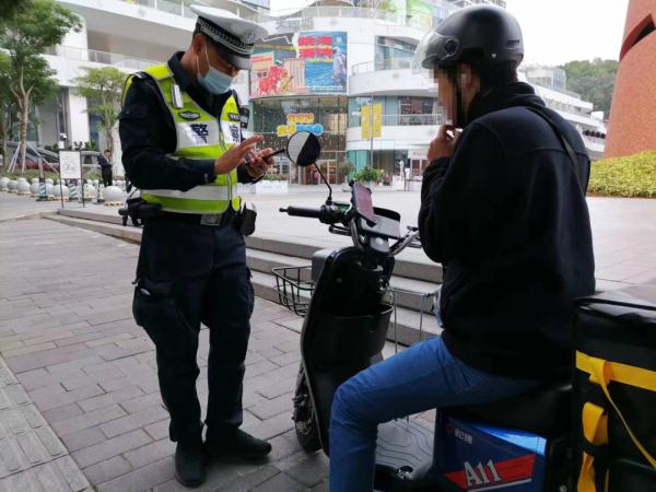 电动车“花式翘头”追尾小车！摔跤千万种，伤痛只有自己懂……