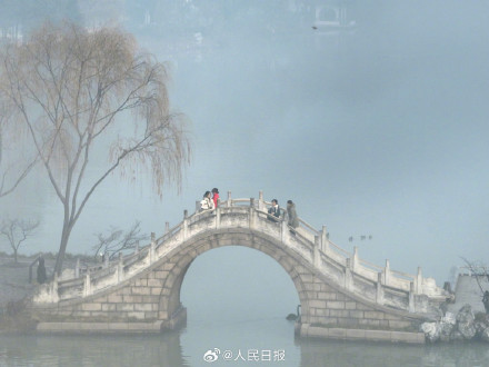 意境拉满！晨雾中的亭台楼阁宛如水墨画