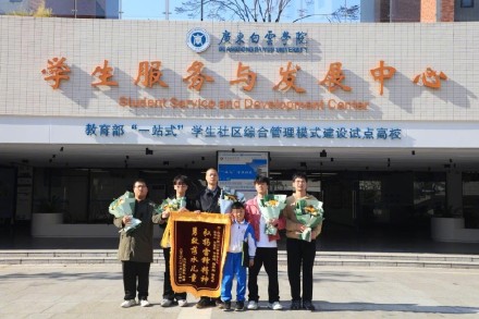 有勇有谋！广东五名大学生结人梯救起溺水儿童