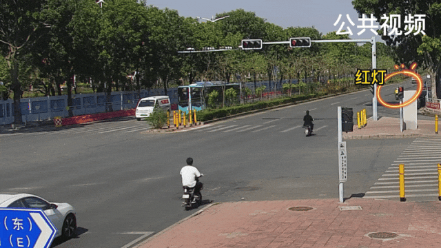 电动车“花式翘头”追尾小车！摔跤千万种，伤痛只有自己懂……