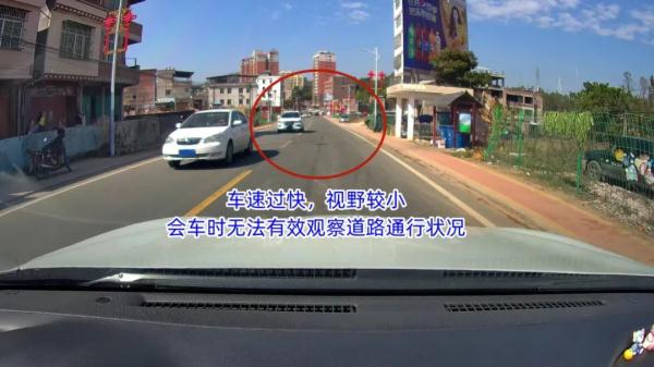 行人横穿马路，2秒后被小车撞飞！