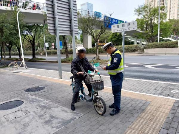 电动车“花式翘头”追尾小车！摔跤千万种，伤痛只有自己懂……