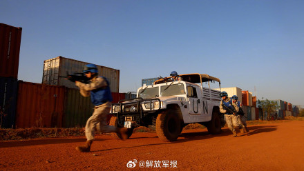 我第4批赴阿卜耶伊维和直升机分队组织综合防卫演练