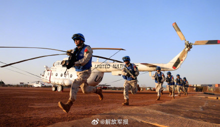 我第4批赴阿卜耶伊维和直升机分队组织综合防卫演练