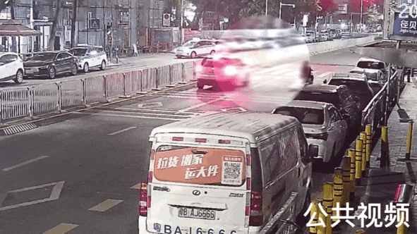 电动车“花式翘头”追尾小车！摔跤千万种，伤痛只有自己懂……