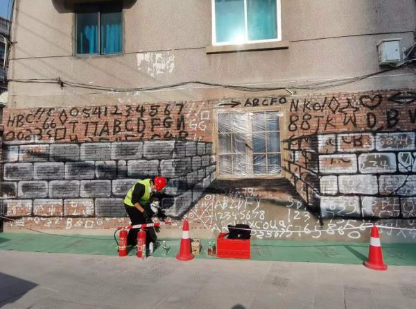 “全是数字和字母!”贵州这个街头墙面被人恶意涂鸦?创作者回应 “全是数字和字母!”贵州这个街头墙面被人恶意涂鸦?创作者回应