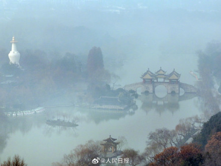 意境拉满！晨雾中的亭台楼阁宛如水墨画