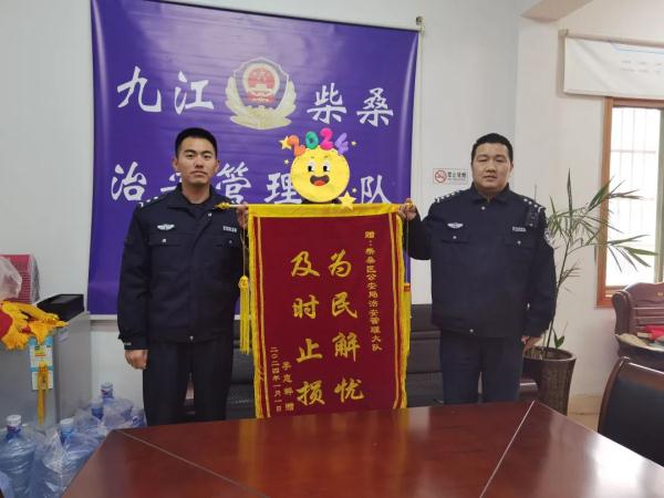 事发江西!万元现金散落街头 事发江西!万元现金散落街头