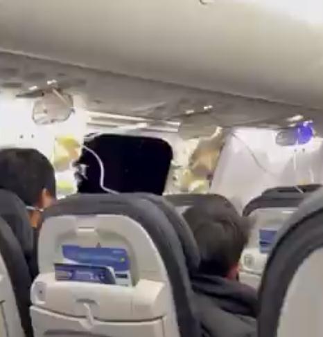 美国一客机“空中爆炸”后紧急降落