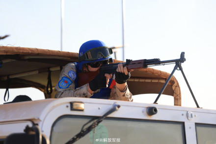 我第4批赴阿卜耶伊维和直升机分队组织综合防卫演练