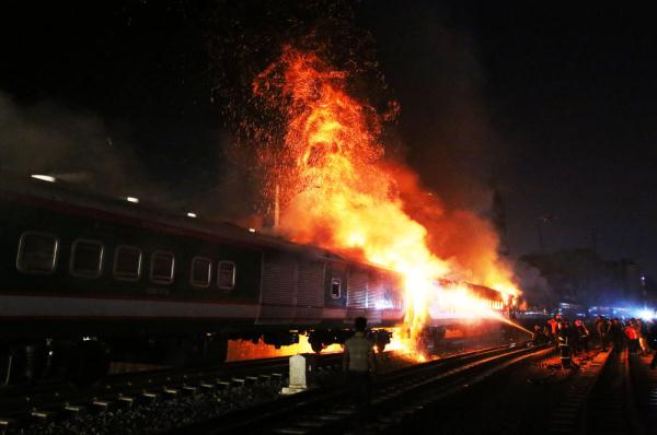 孟加拉国一客运列车起火至少4人死亡