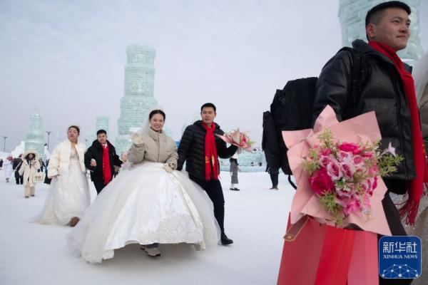新华全媒+|哈尔滨第四十届冰雪集体婚礼隆重举行 新华全媒+|哈尔滨第四十届冰雪集体婚礼隆重举行