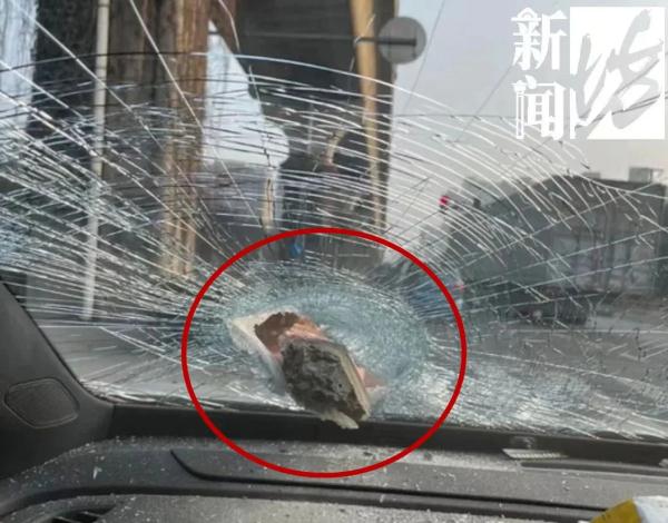 上海高架桥混凝土块突然掉落，砸中行驶车辆！官方最新通报