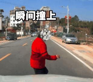 行人横穿马路，2秒后被小车撞飞！