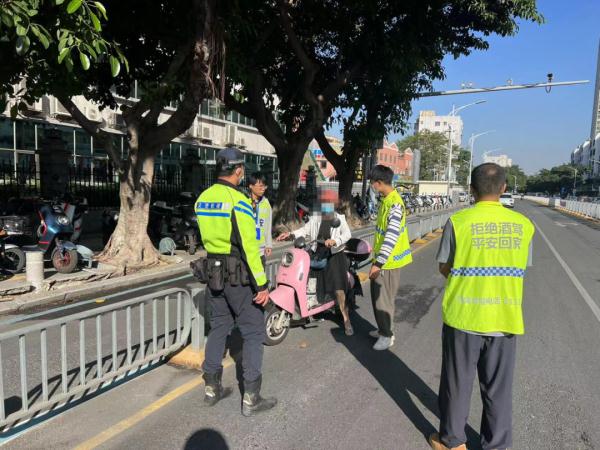 电动车“花式翘头”追尾小车！摔跤千万种，伤痛只有自己懂……
