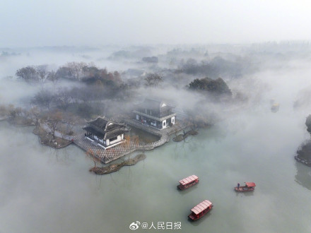 意境拉满！晨雾中的亭台楼阁宛如水墨画