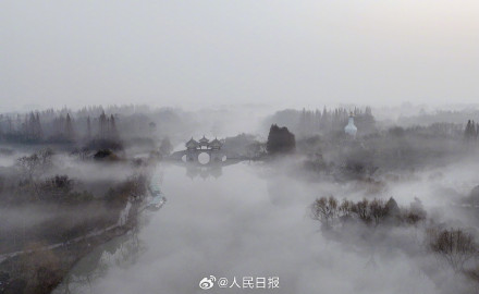 意境拉满！晨雾中的亭台楼阁宛如水墨画