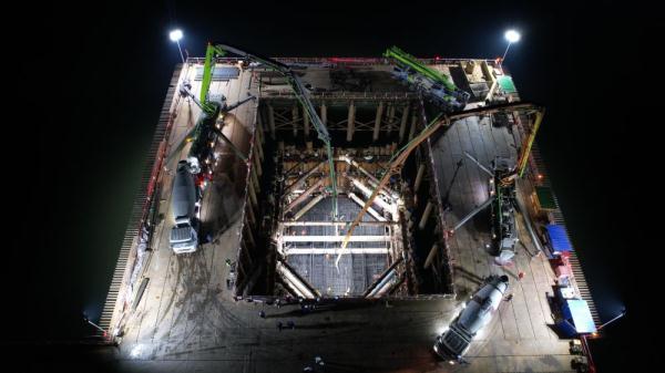 阆营高速公路嘉陵江特大桥首个主墩承台浇筑完成