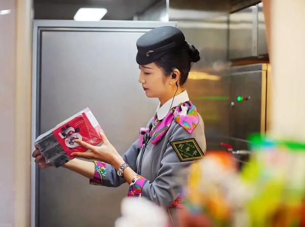 高铁小姐姐上班、下班两个样! 高铁小姐姐上班、下班两个样!