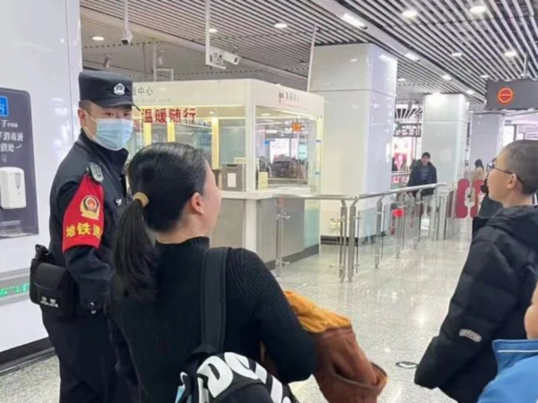 湖南长沙这一地铁站，民警两天捡15个娃！