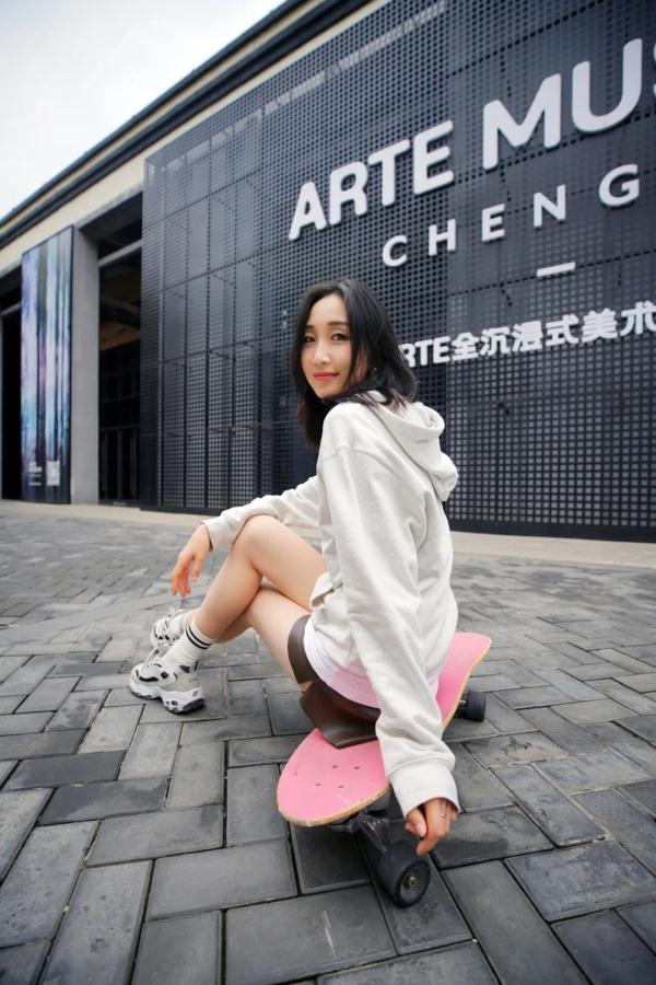 高铁小姐姐上班、下班两个样! 高铁小姐姐上班、下班两个样!