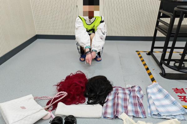 离谱！刚准备亲吻“女友”，男子突然发现：不对劲......
