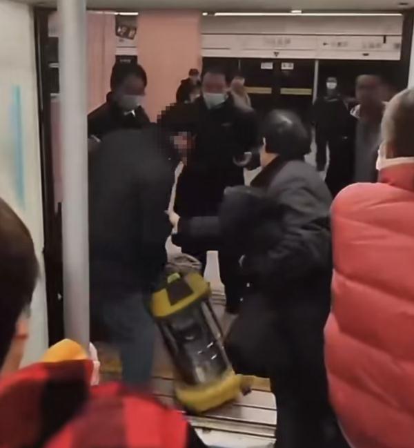 上海地铁，男子用吸尘器阻挡车门近3分钟，大喊"不要走了！"