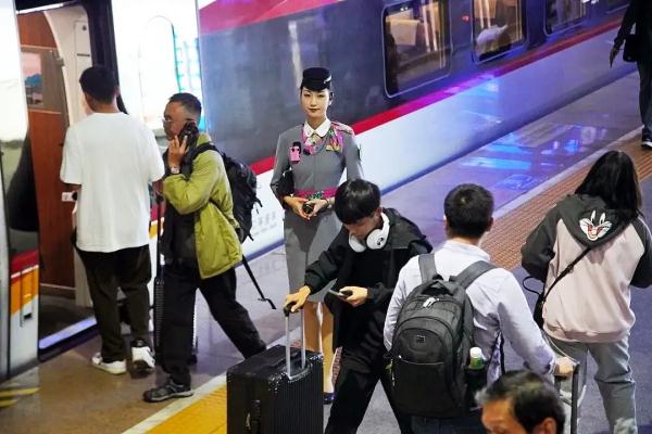 高铁小姐姐上班、下班两个样! 高铁小姐姐上班、下班两个样!