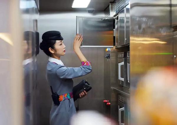 高铁小姐姐上班、下班两个样! 高铁小姐姐上班、下班两个样!