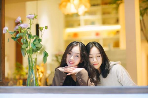 高铁小姐姐上班、下班两个样! 高铁小姐姐上班、下班两个样!