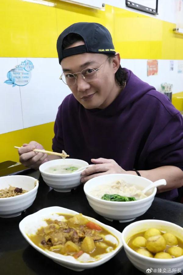 在广州开演唱会的陈奕迅，抽空光顾了小食店