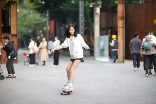 高铁小姐姐上班、下班两个样! 高铁小姐姐上班、下班两个样!