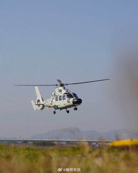 组图直击！舰载直升机飞行训练